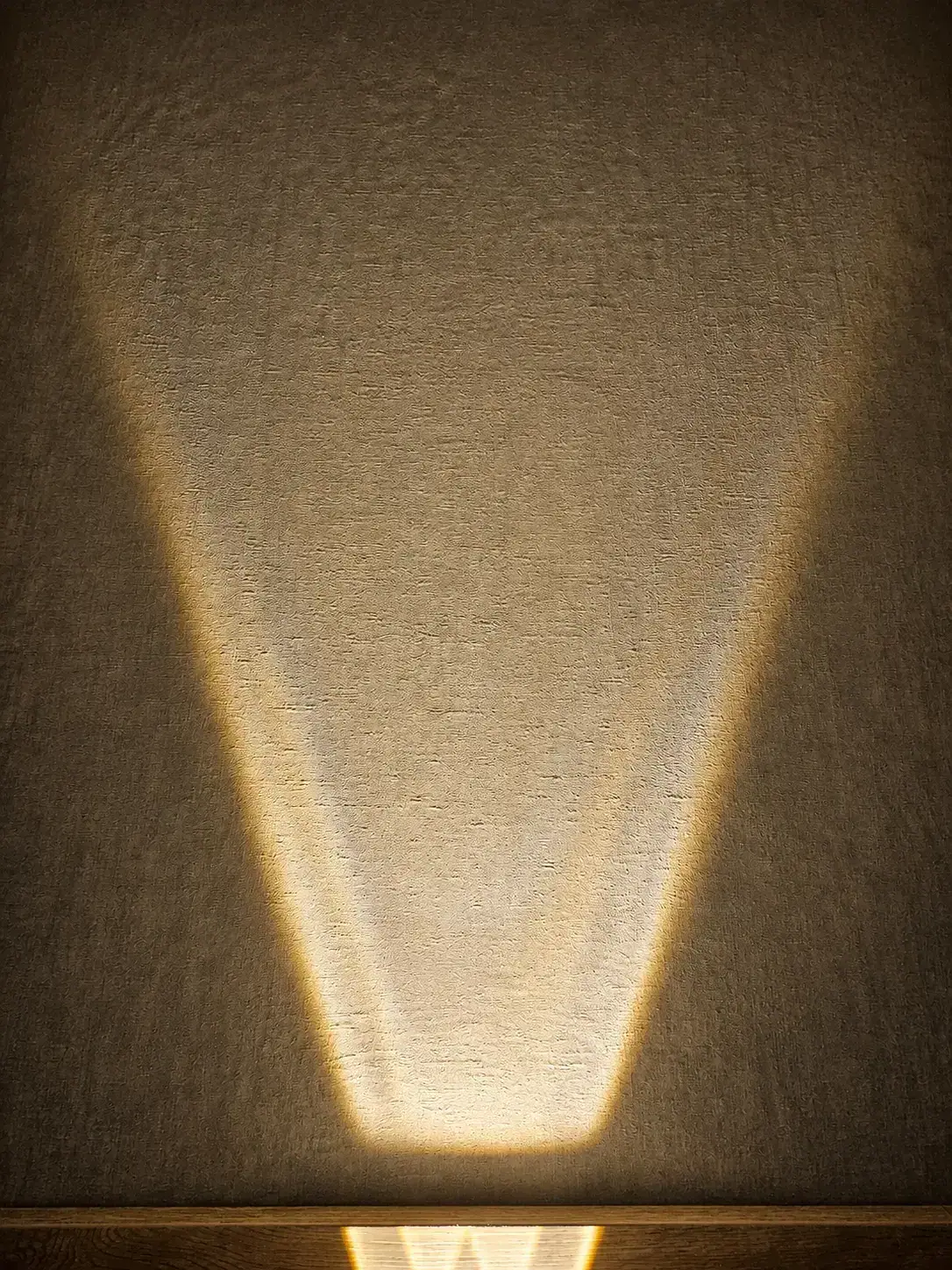 Pared de tela con luz de pared en abanico