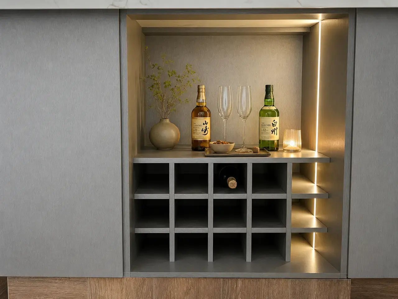 Nicho de bar con repisas, botellas y copas