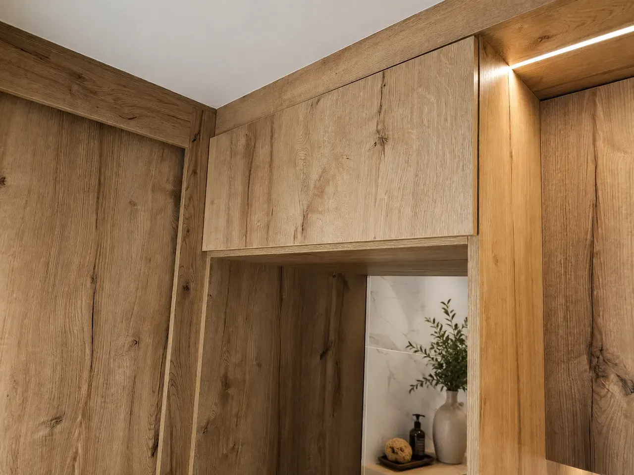 Closet de madera con luz LED y acabado en roble