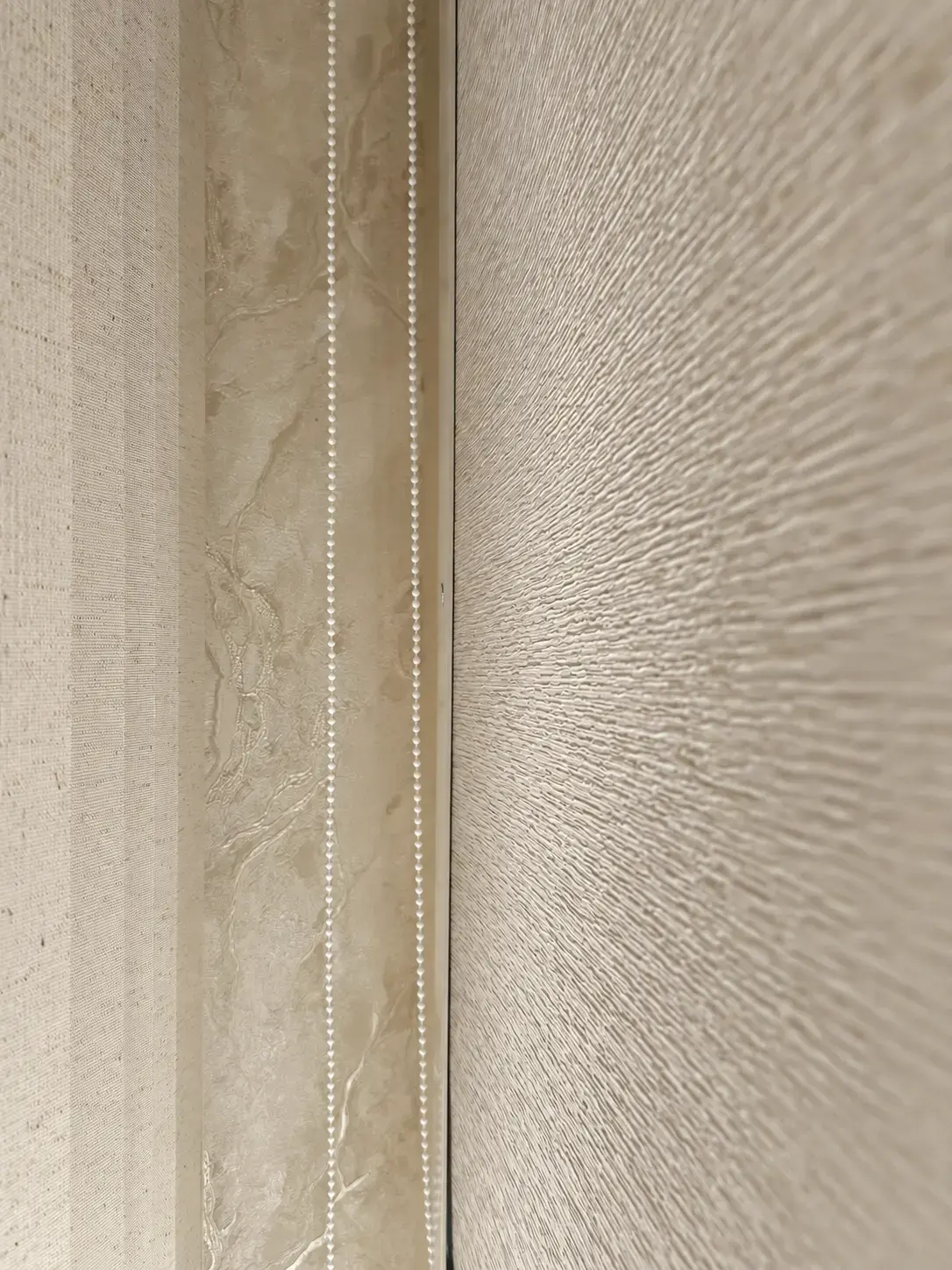 Pared texturizada con tira de luz LED
