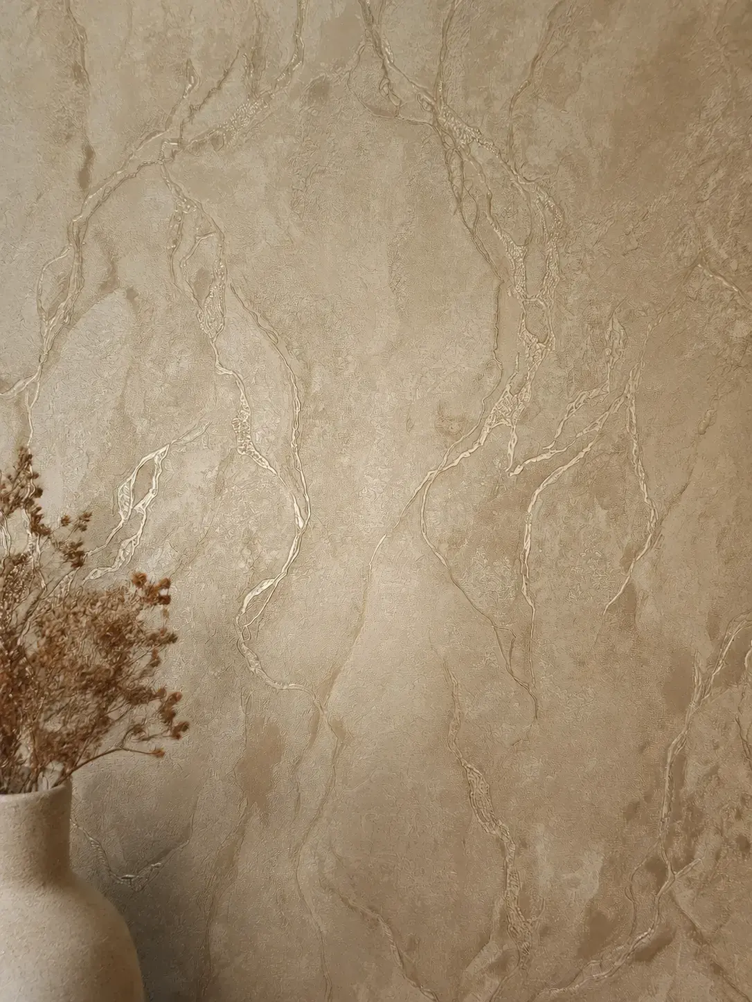 Pared con acabado tipo piedra y florero decorativo