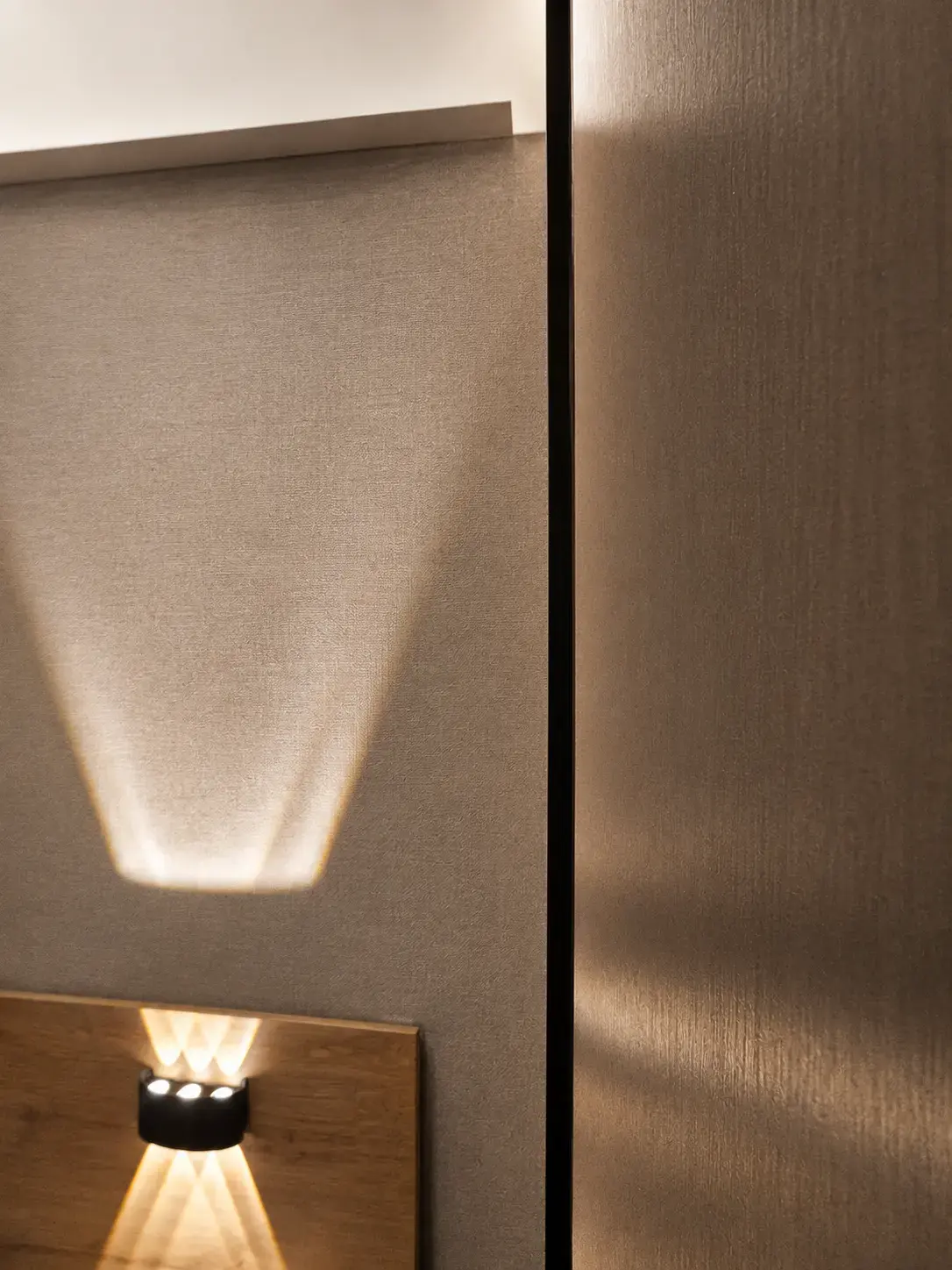 Aplique de luz y pared de tela con panel metálico
