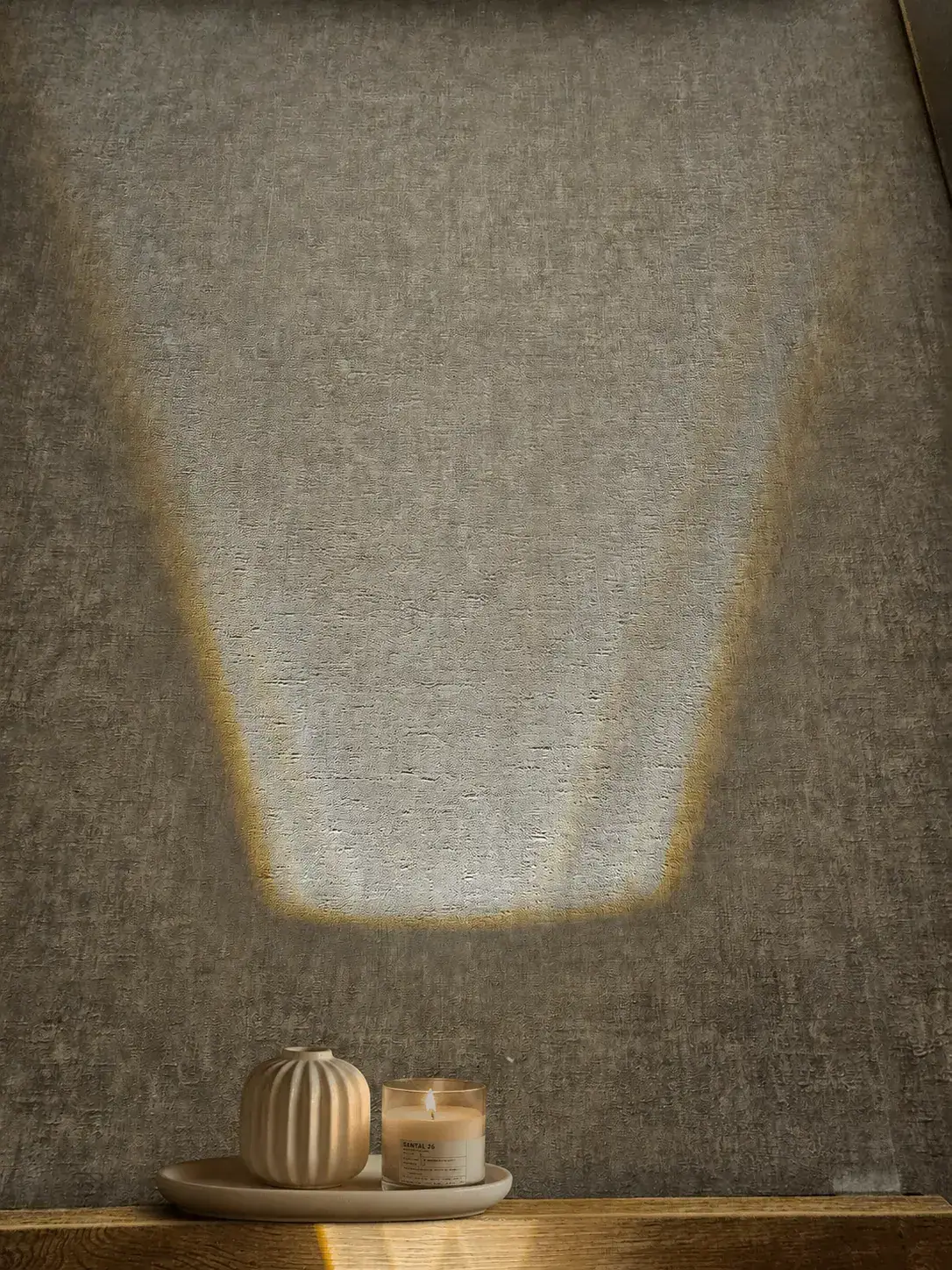Luz de pared sobre revestimiento de tela con decoración
