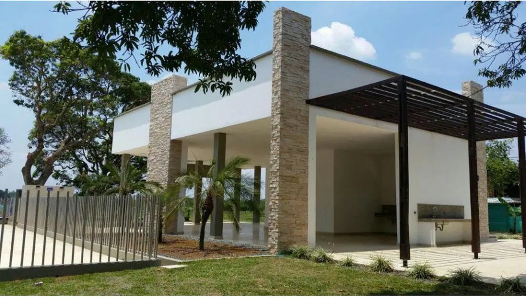 Casa con terraza, pérgola y columna de piedra