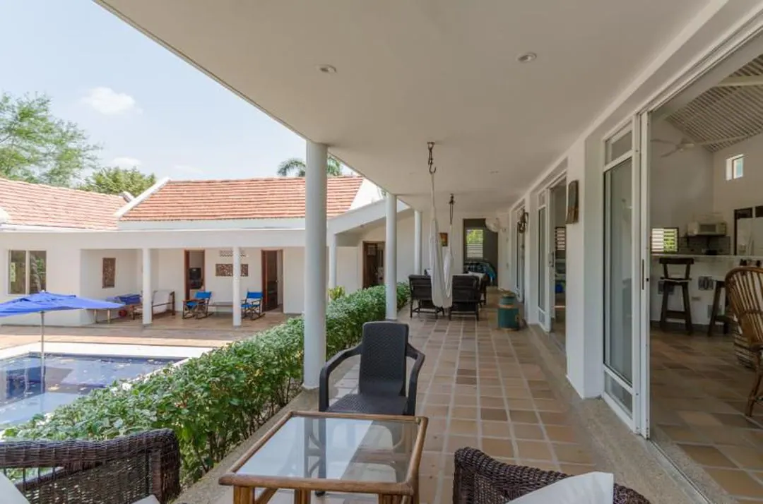 Corredor de casa con piscina y jardín