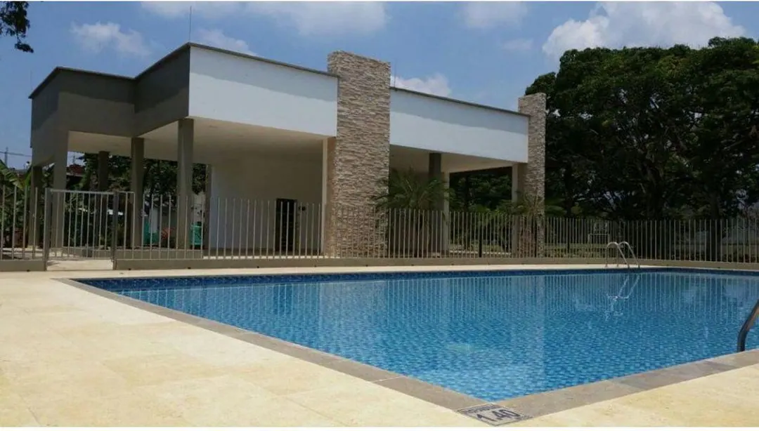 Piscina con zona social techada y columnas de piedra