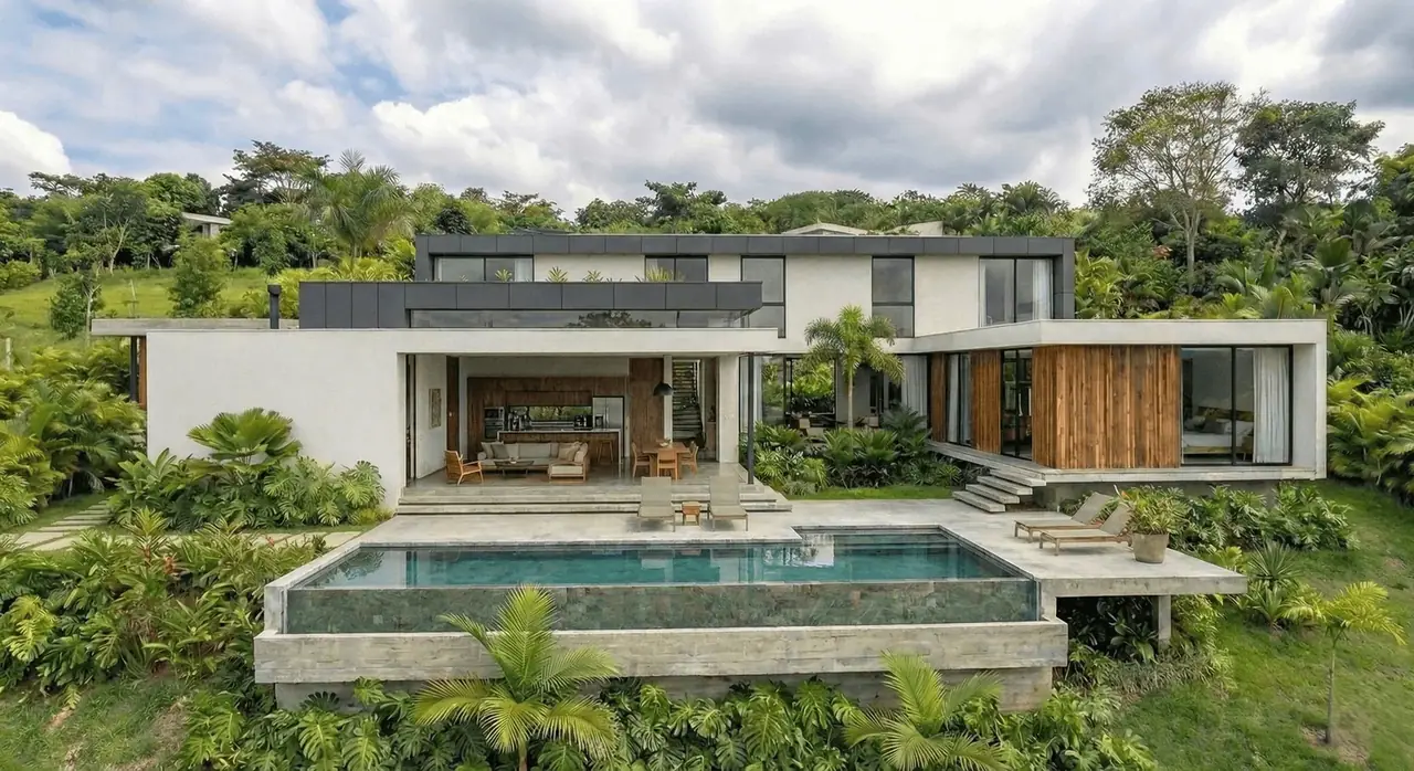 Casa moderna con piscina infinita rodeada de vegetación