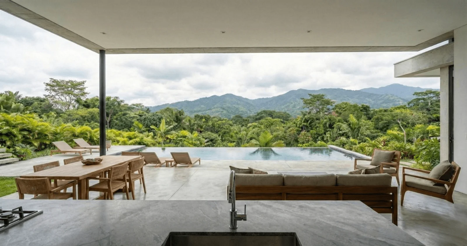 Terraza social con comedor, sala y piscina con vista a las montañas