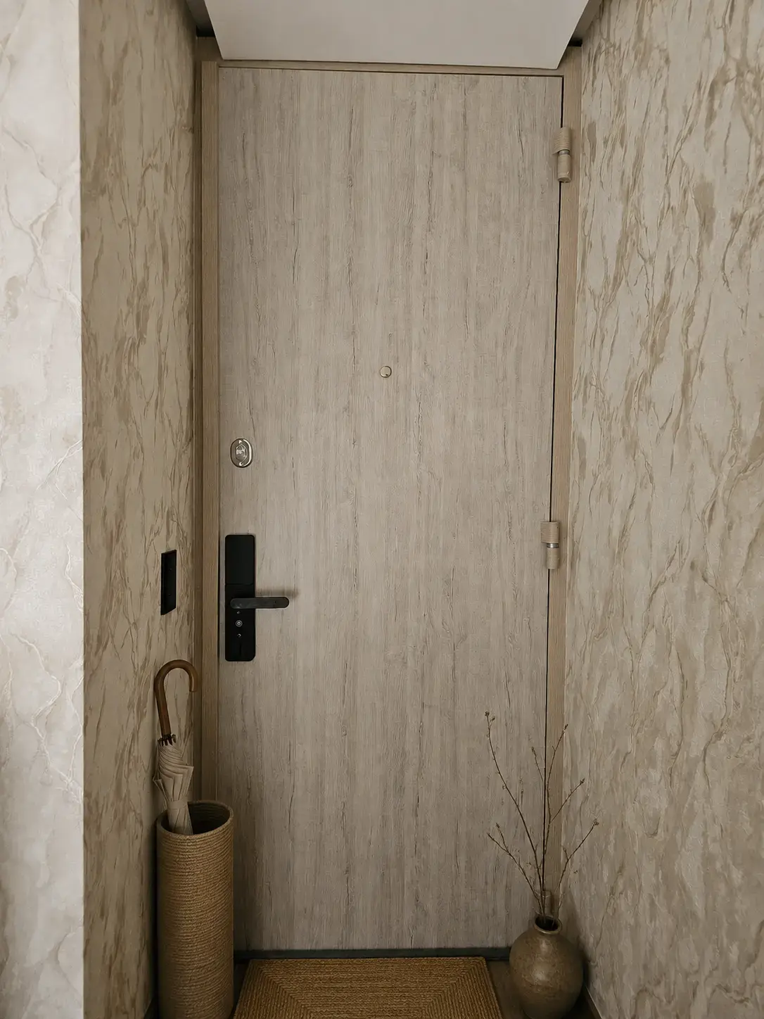 Puerta principal con cerradura digital y pared texturizada