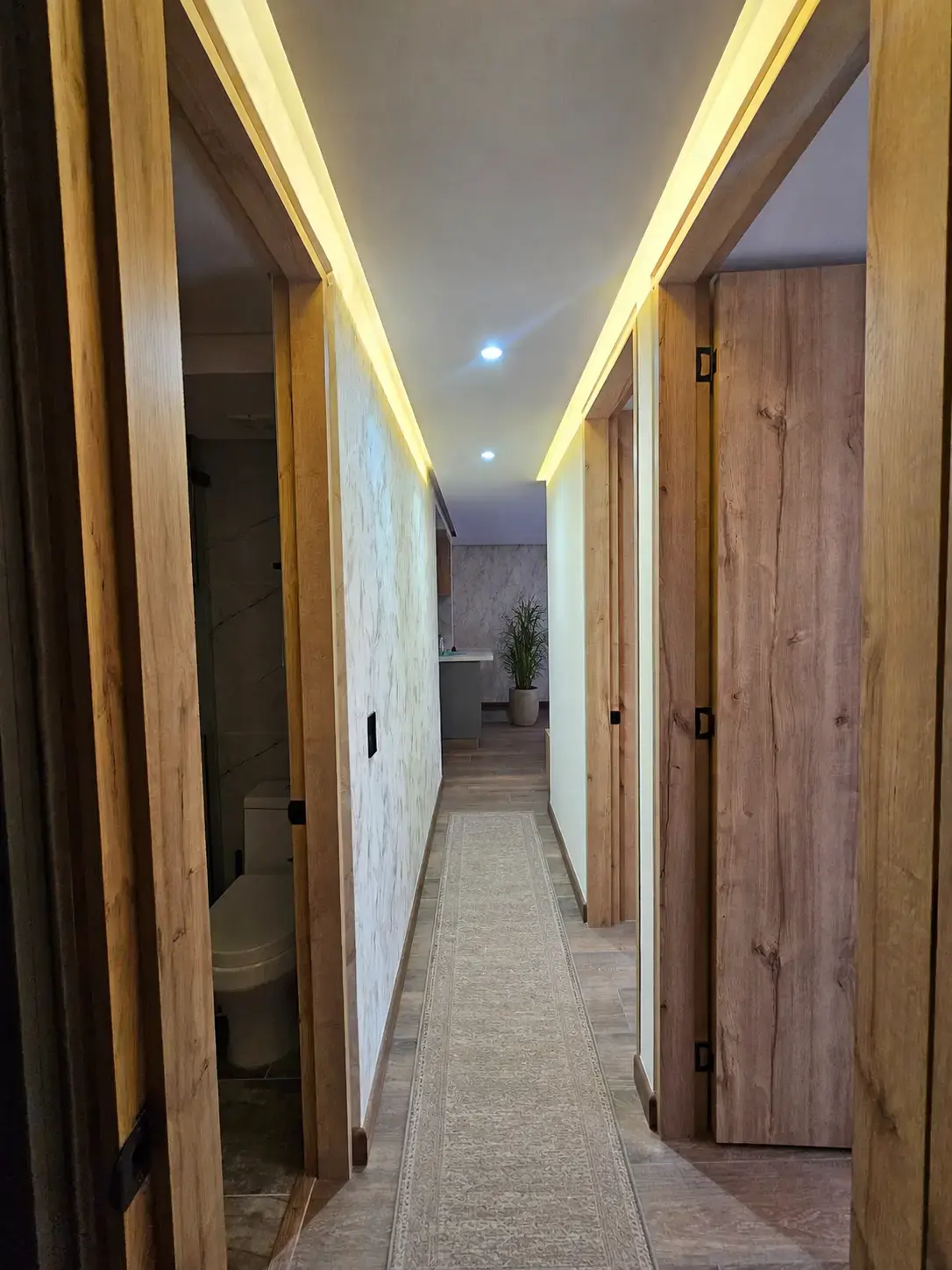 Pasillo con baño abierto y puertas de madera