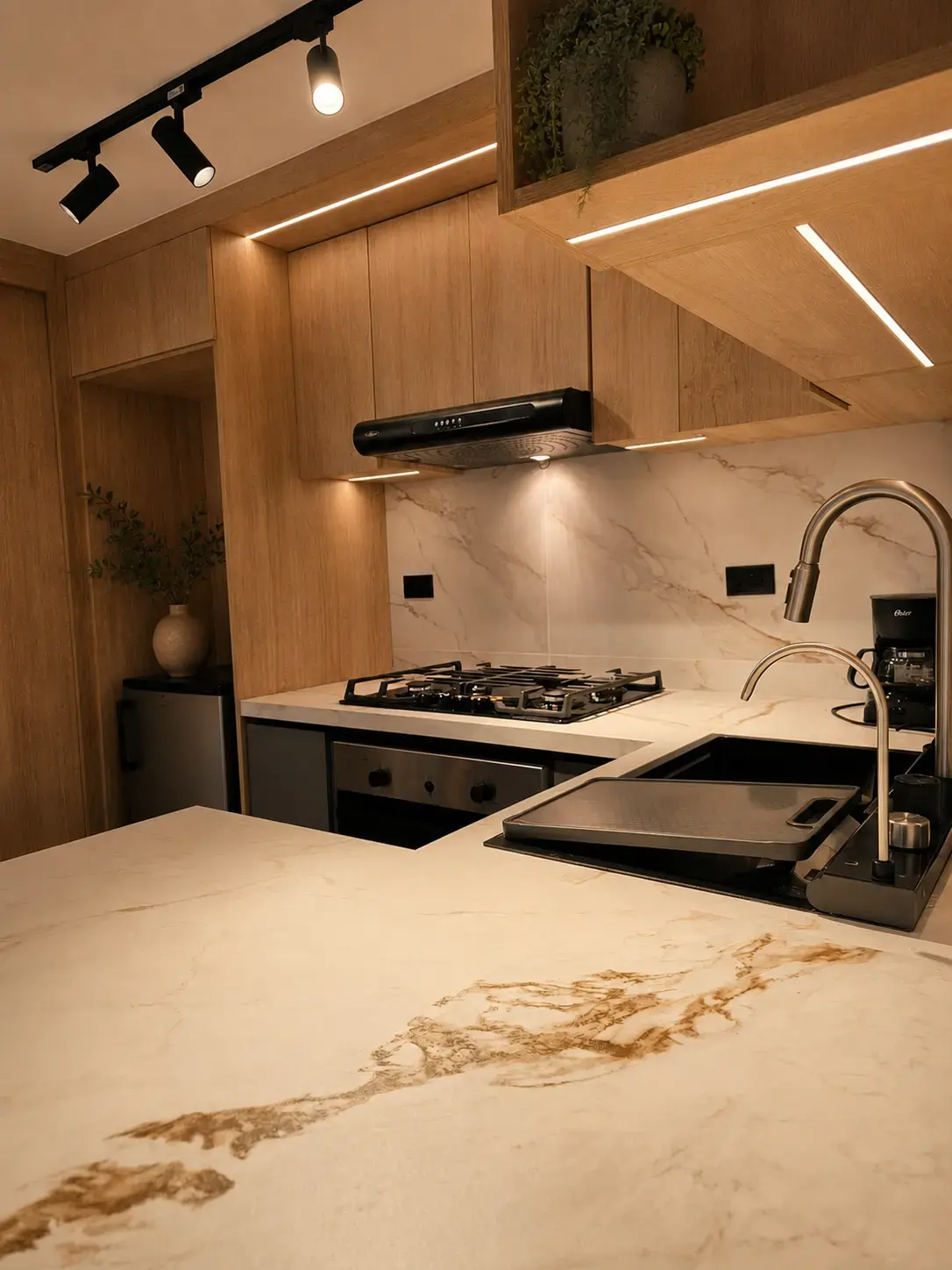 Nicho de cocina con repisas para botellas y copas e iluminación LED