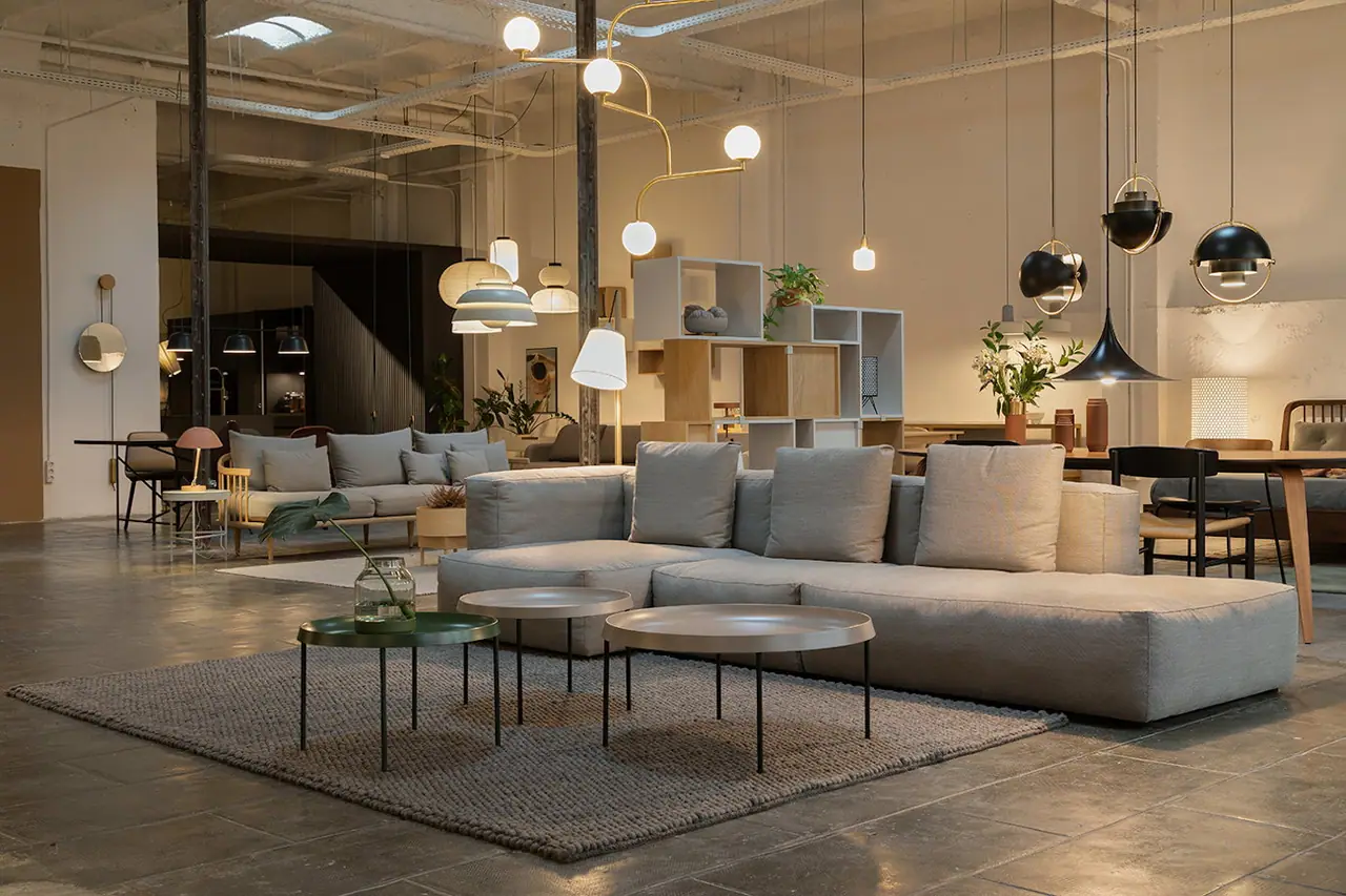 Local comercial de muebles con sofás y lámparas colgantes
