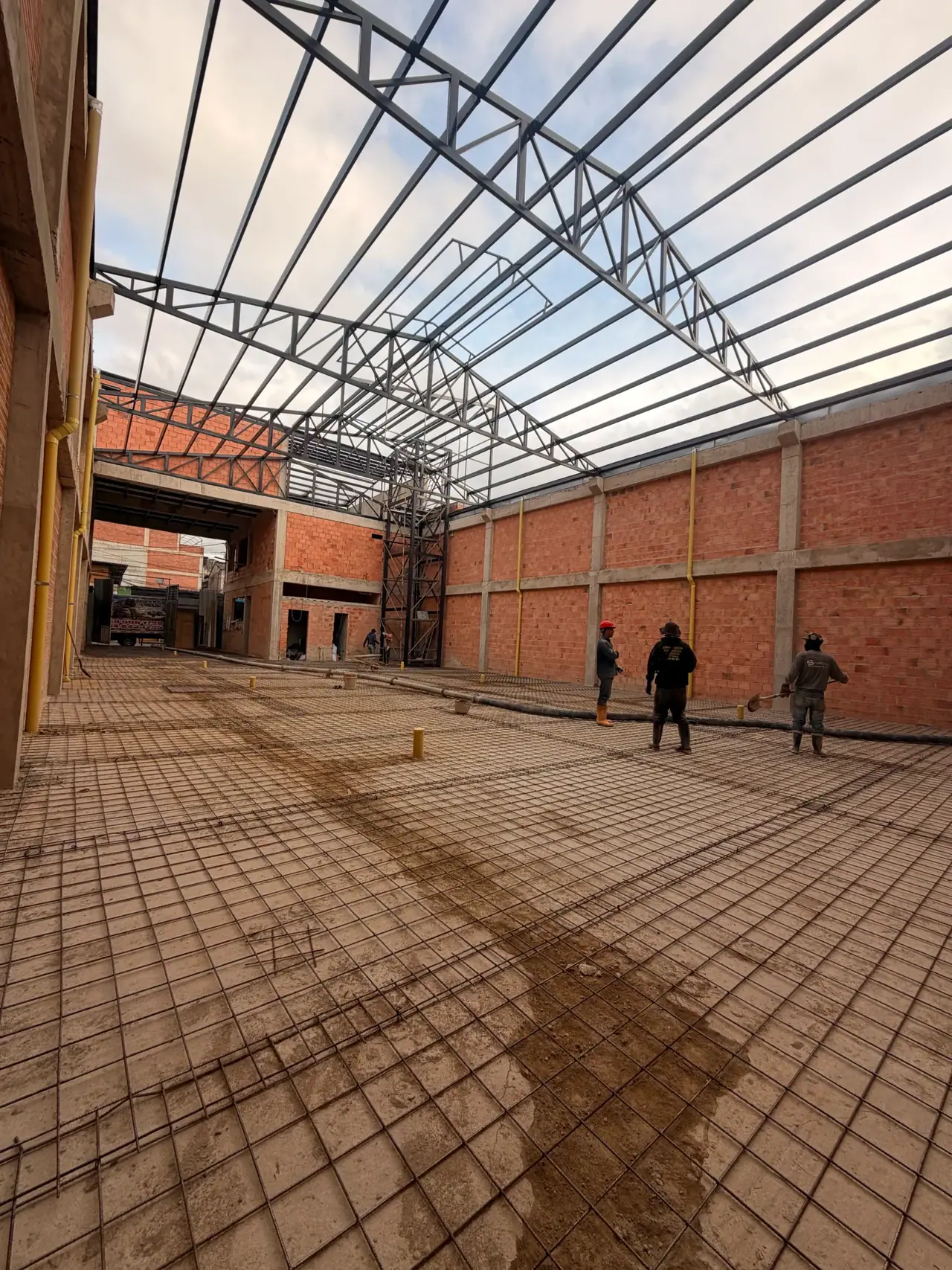 Estructura metálica de cubierta sobre losa con malla de refuerzo