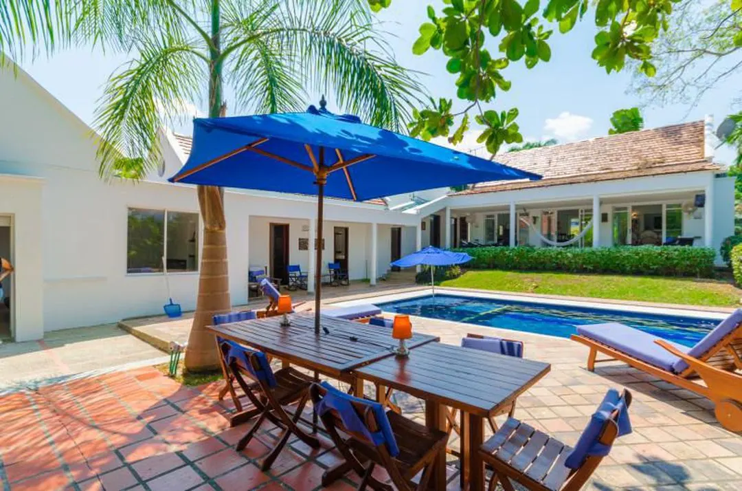 Terraza con comedor, sombrillas y piscina