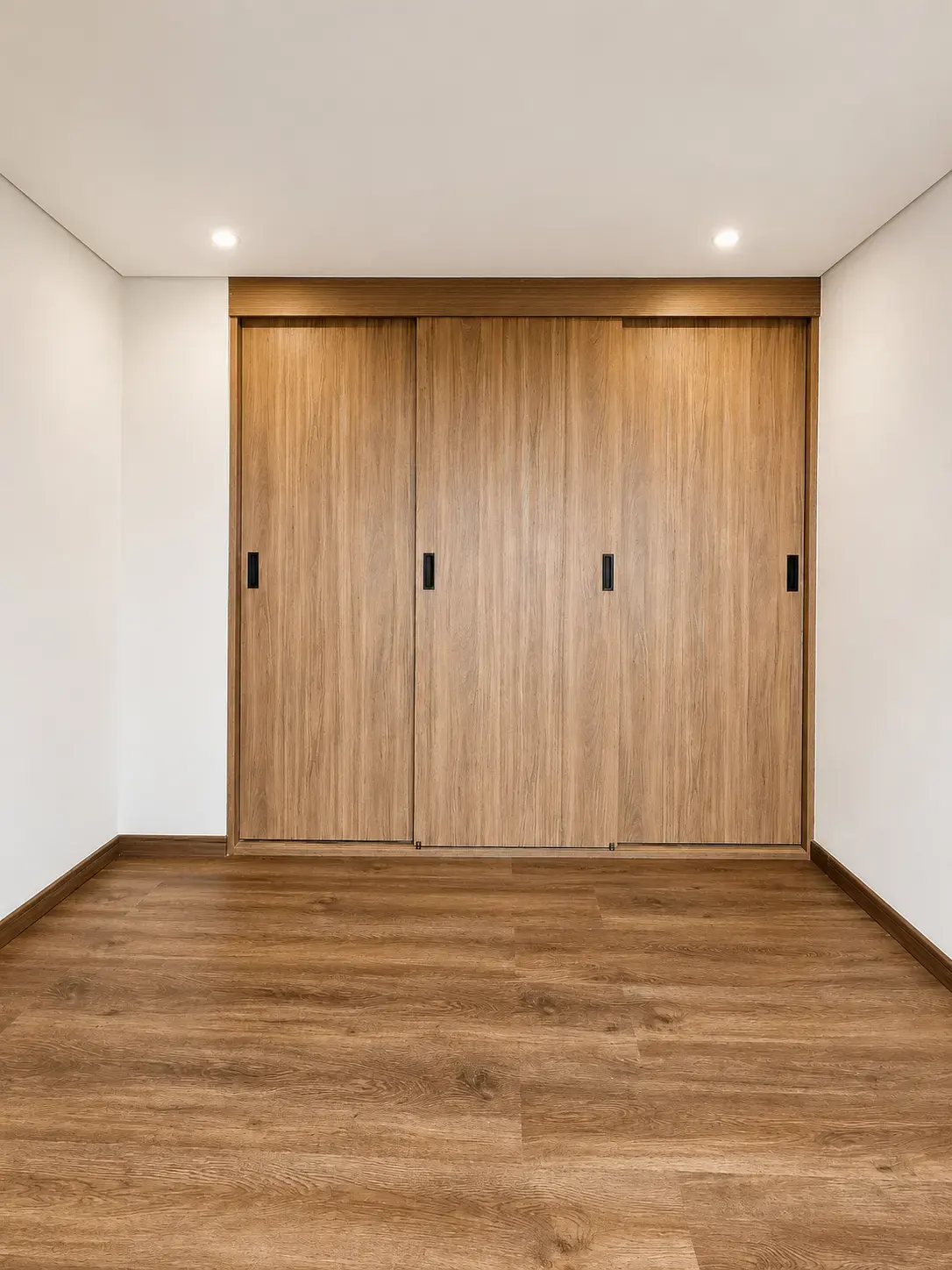 Habitación con closet corredizo de madera y piso laminado