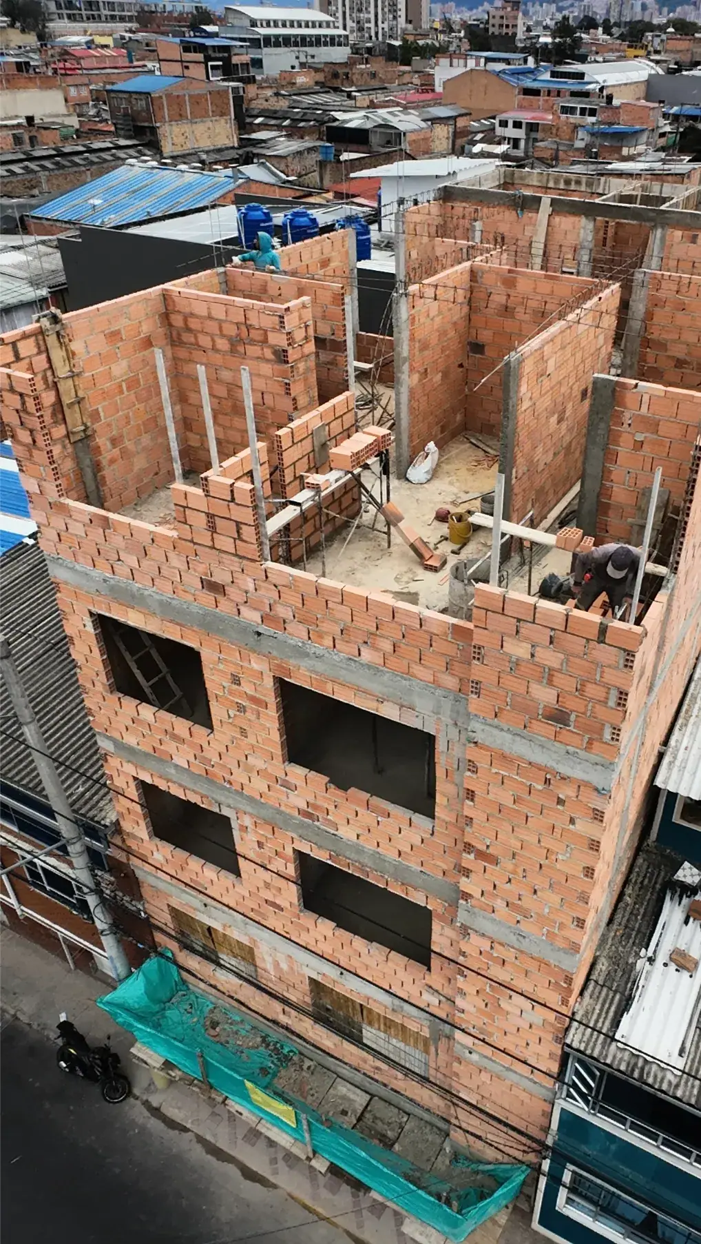 Edificio de ladrillo en construcción visto desde arriba