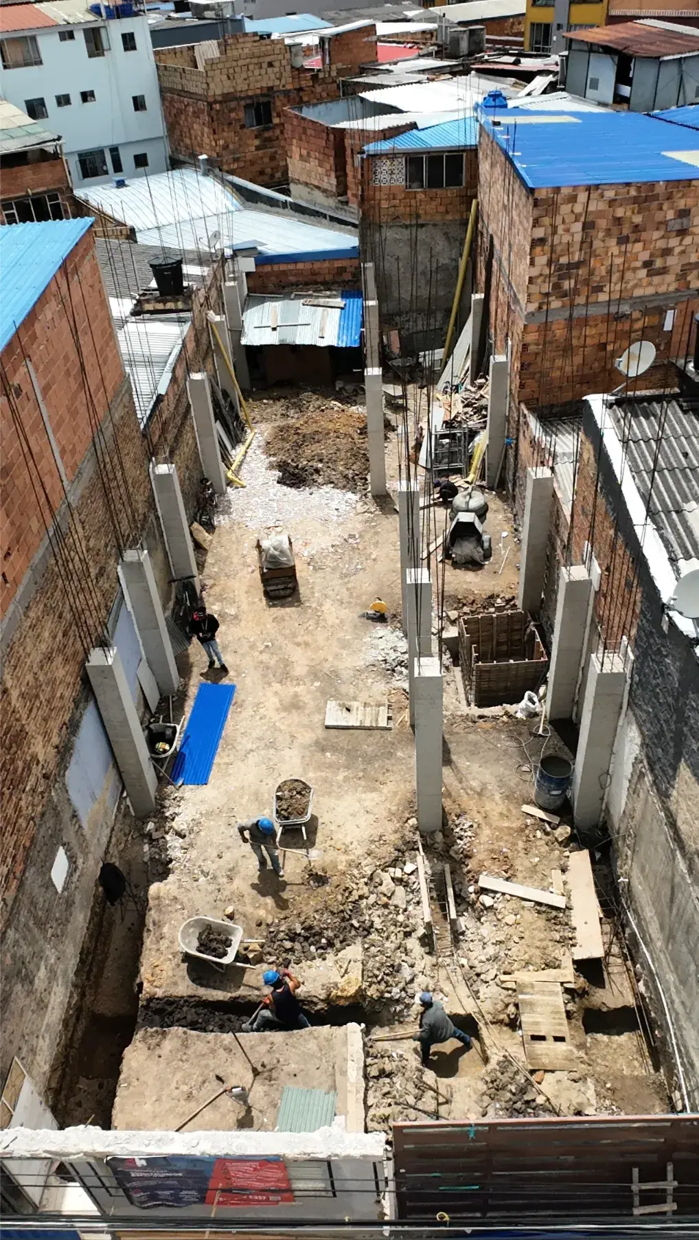 Lote de obra con columnas de concreto visto desde arriba