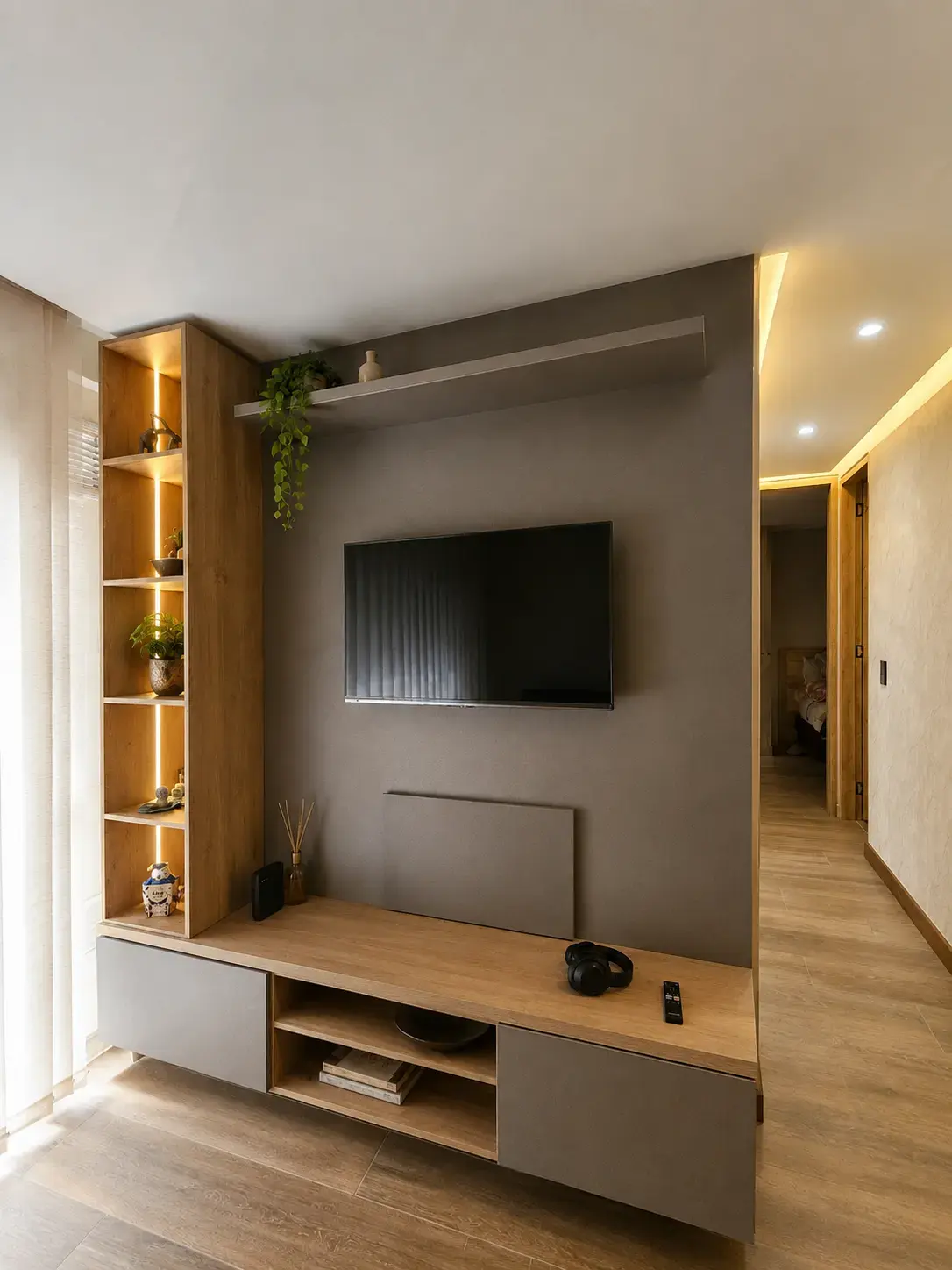 Mueble de televisión con repisas de madera y panel gris en la sala