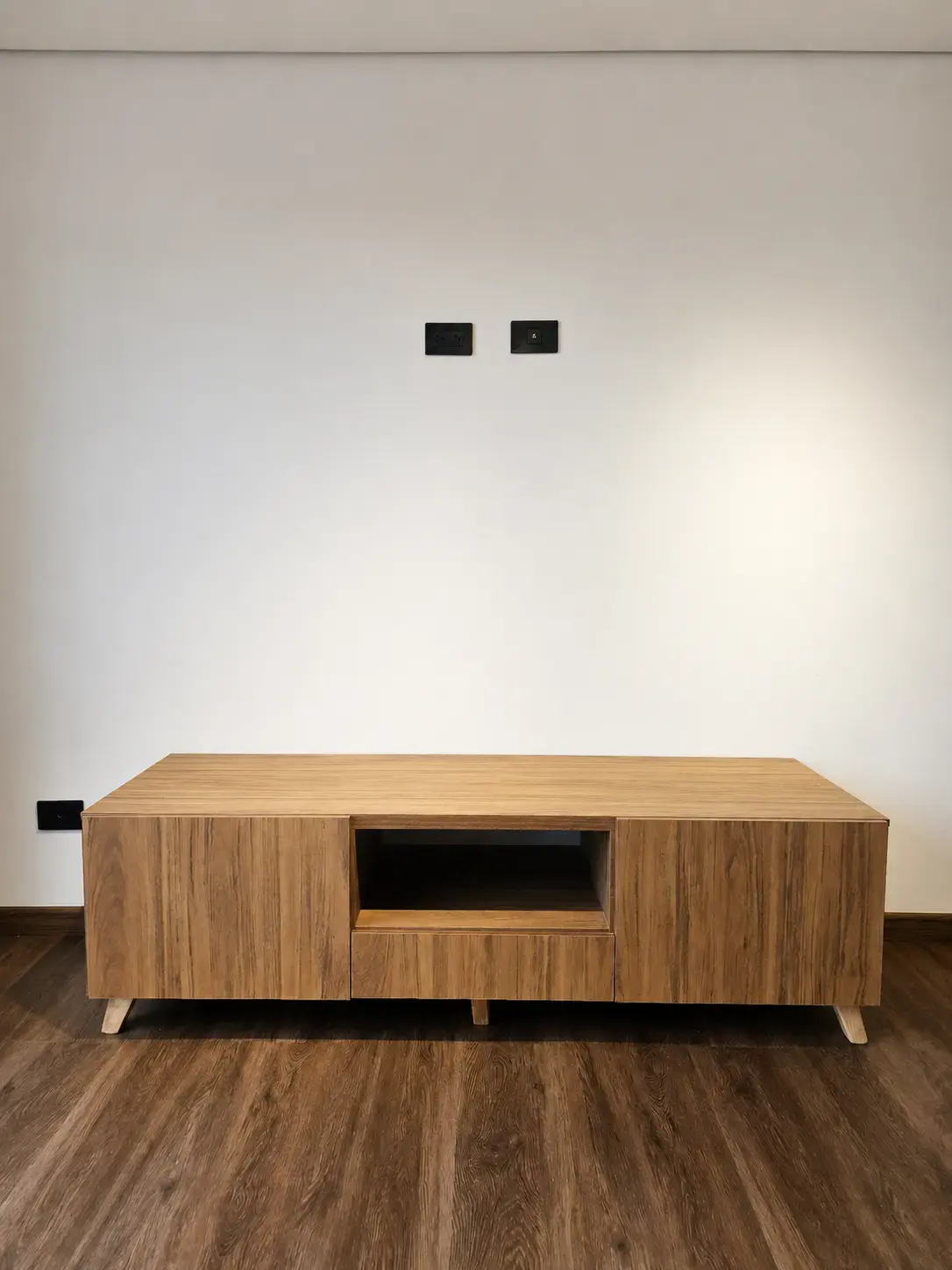 Mueble de televisión de madera sobre piso laminado