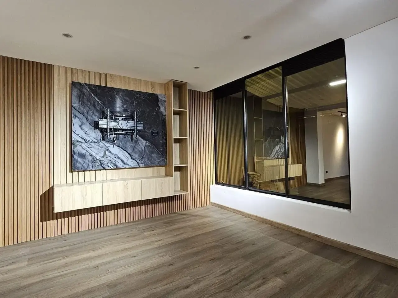 Sala con panel de listones, cuadro oscuro y ventana interior