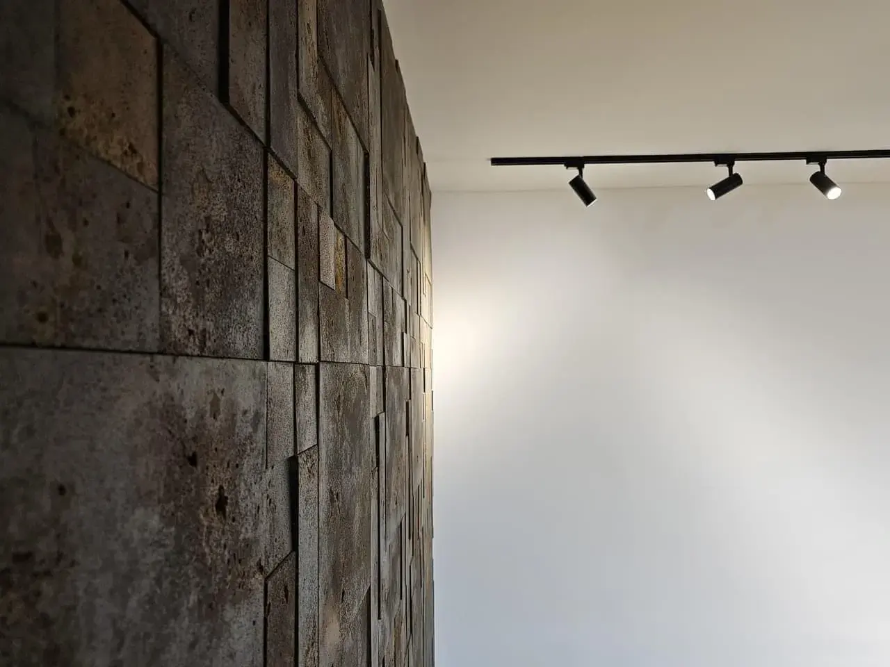 Muro de piedra natural rústica con riel de luces